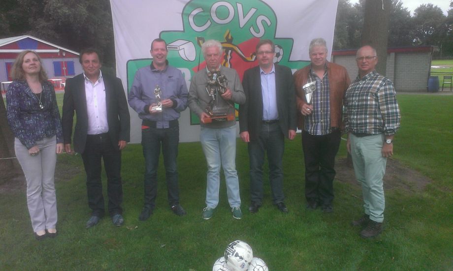 Een afvaardiging van Veritas, de winnaar van de Alarmpoint Fair Play Trofee 2013 - 2014
